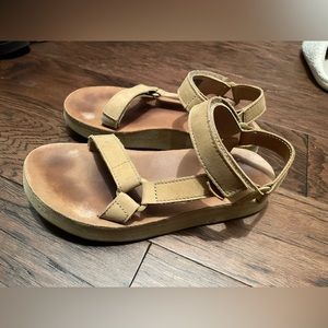leather midform tevas size 7